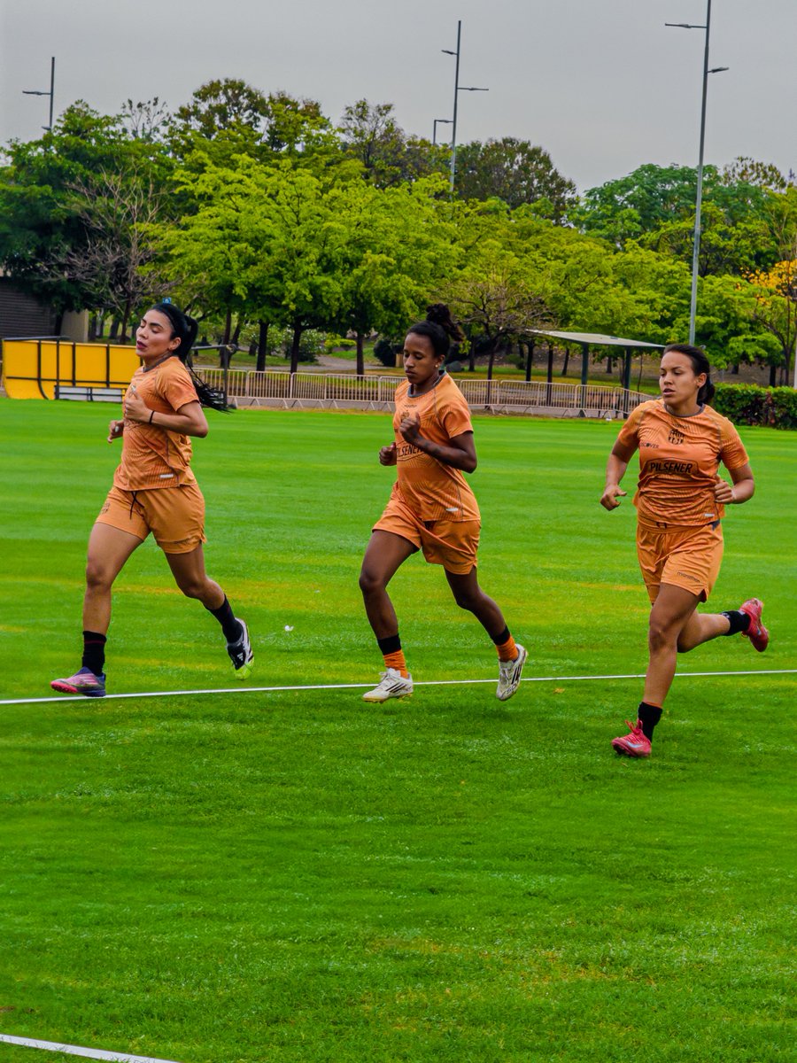 BSCFemenino_'s tweet photo. Un equipo, una pasión, un corazón, un objetivo 🔥⚽️ https://t.co/JyNLOJE7Y7
