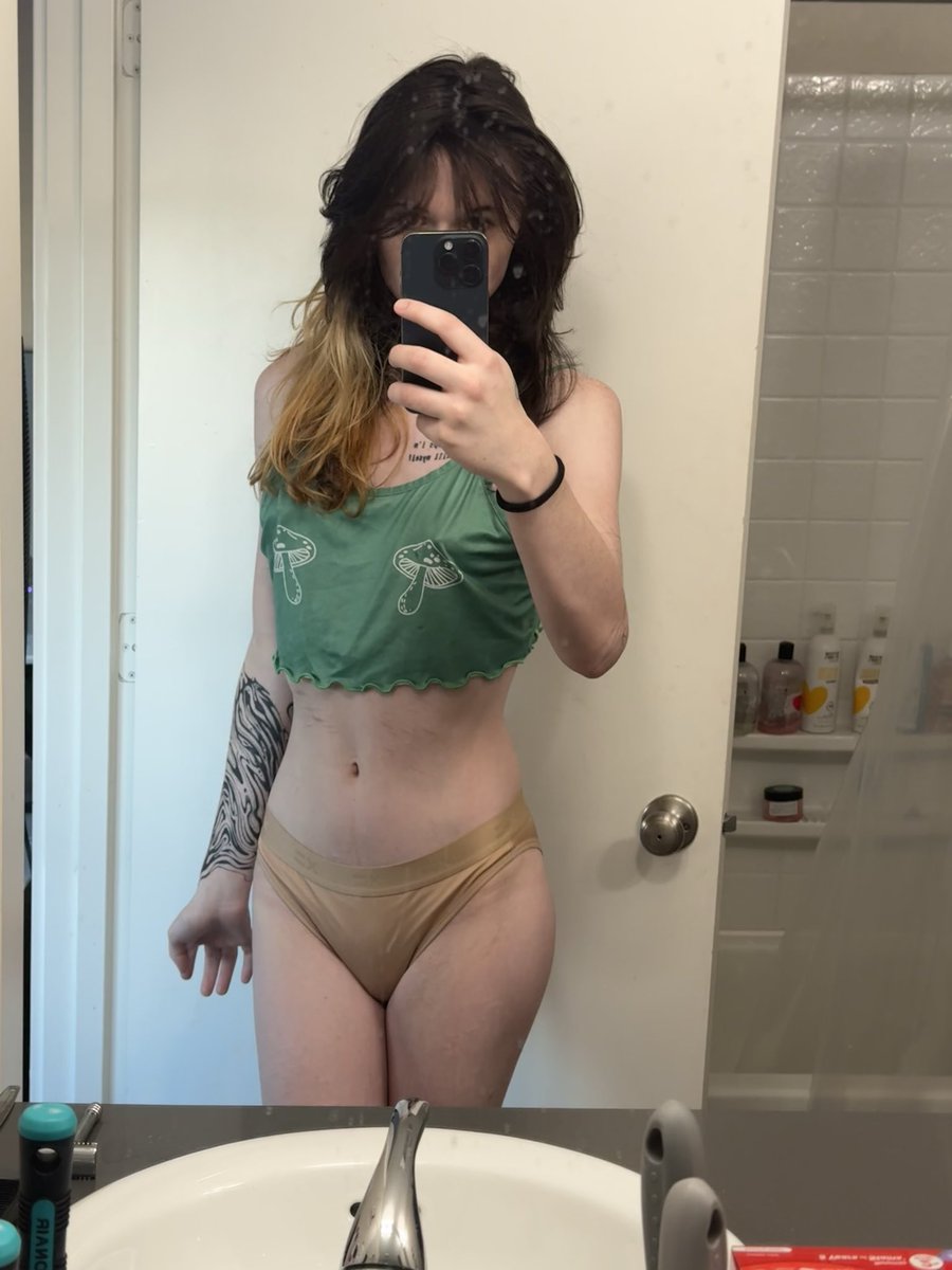 EvieGoesHard💙🤍 tweet media