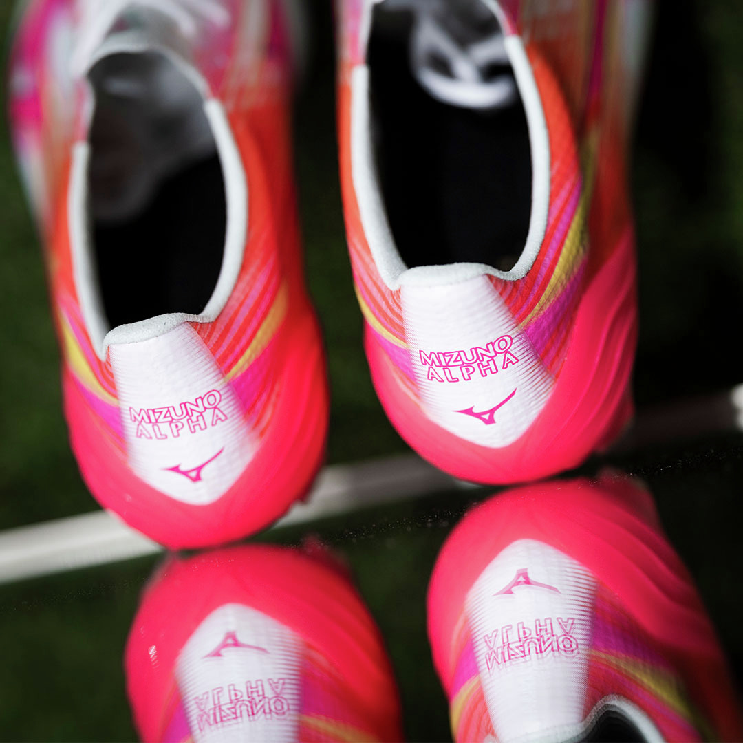 soccershop_kamo's tweet image. 秘めた情熱を解き放て🔥

ミズノ新作コレクション「BLAZING FLAIR PACK」

アップデートされた「ミズノアルファ3」をはじめ、「モレリア」「モナルシーダ」シリーズの2026春夏NEWカラーが登場。

詳しくはこちら🔽
x.gd/qwBFU

#mizuno
#KAMO