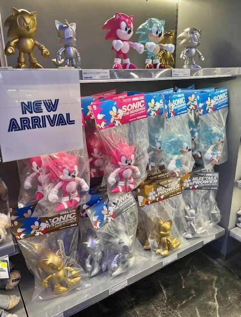 ELECTLIC TOYSが手がけるソフビブランド「SOFVIPS」から、ネオンピンク