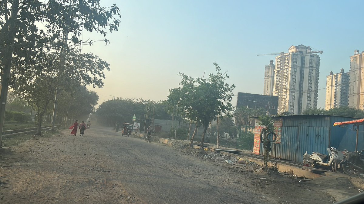 Sector 120 aur fng k बीच की सर्विस रोड रोज़ कम से कम २० स्कूल बस गुजरती है