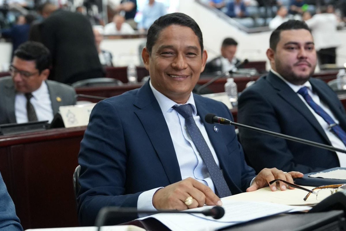 Proyecto <a href="/hn_congreso/">Congreso Nacional de Honduras</a> 

Autorizar al Puerto de Castilla a diversificar sus operaciones logísticas permitiendo ingreso, importación y nacionalización de vehículos extranjeros bajo el marco regulador de dirección adjunta de rentas aduaneras y la Empresa Nacional Portuaria.