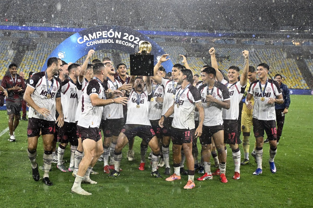 clublanus's tweet photo. Hace una semana y para toda la eternidad: campeones en el Maracaná 🇱🇻🌟 https://t.co/5WIuHaceUm