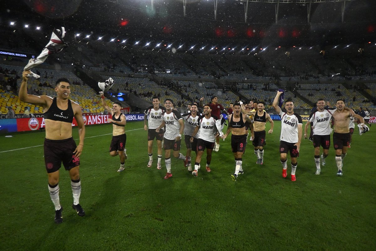 clublanus's tweet photo. Hace una semana y para toda la eternidad: campeones en el Maracaná 🇱🇻🌟 https://t.co/5WIuHaceUm