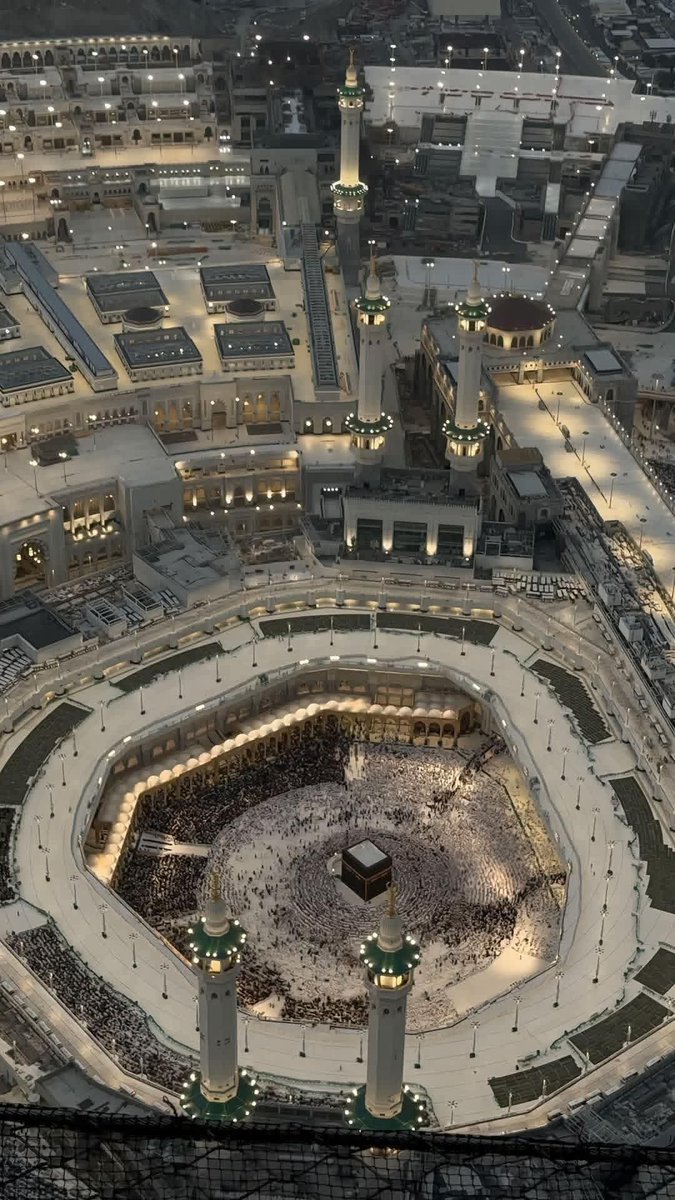 يا خير مَن طافَ حولَ البيتِ مُبتهِلًا
وخير كفٍّ مَضت للركنِ تسْتلــــــــمُ

صلَّى عليكَ إلهي كلما هَتفـــــــــــتْ
فـي مَكةَ الحُبُّ روحٌ أو سَعتْ قَـدمُ

 ﷺ