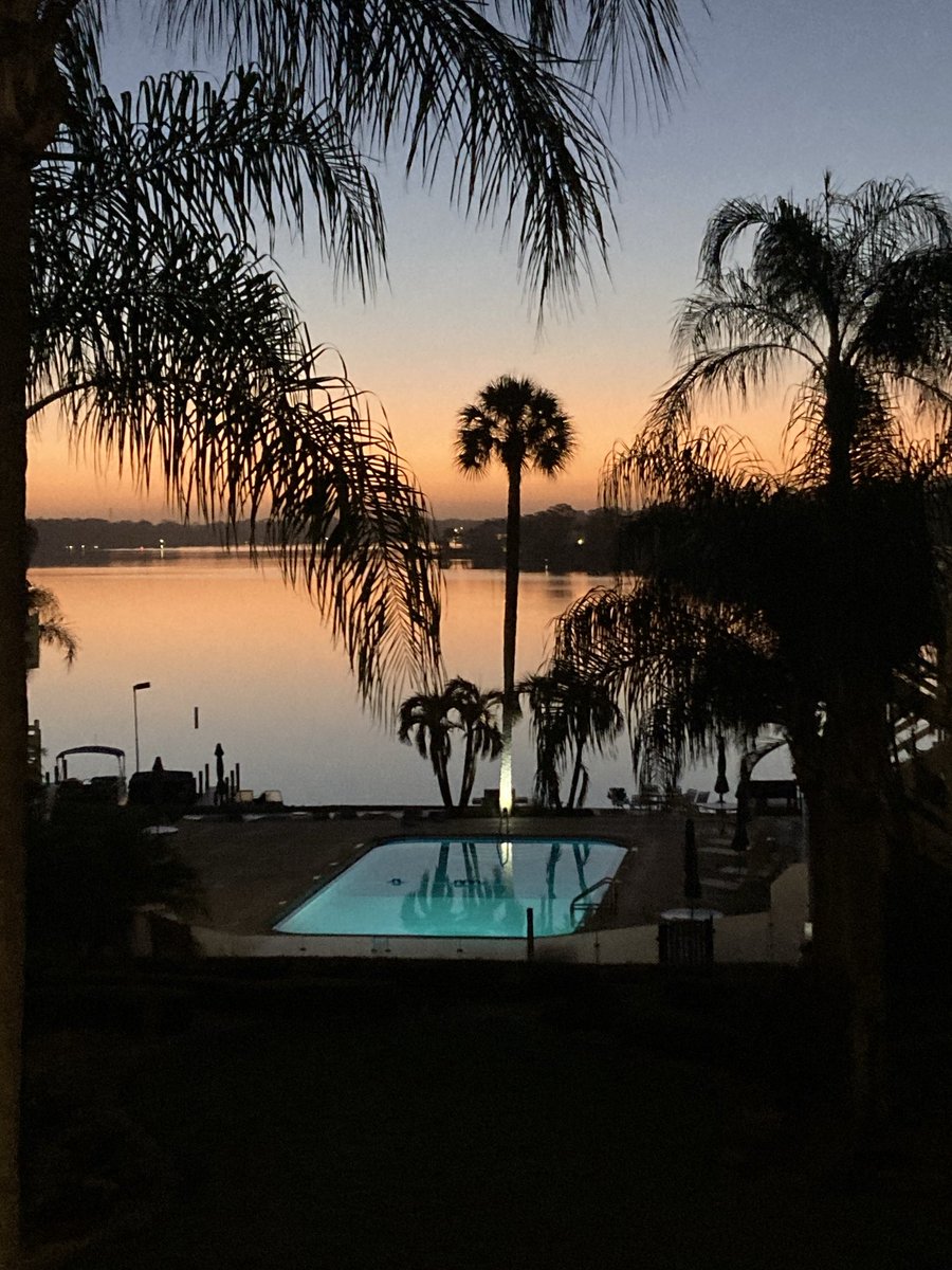 MichelleBackel's tweet photo. @Retacof Sunrise today on my lake https://t.co/prs0r34eaV