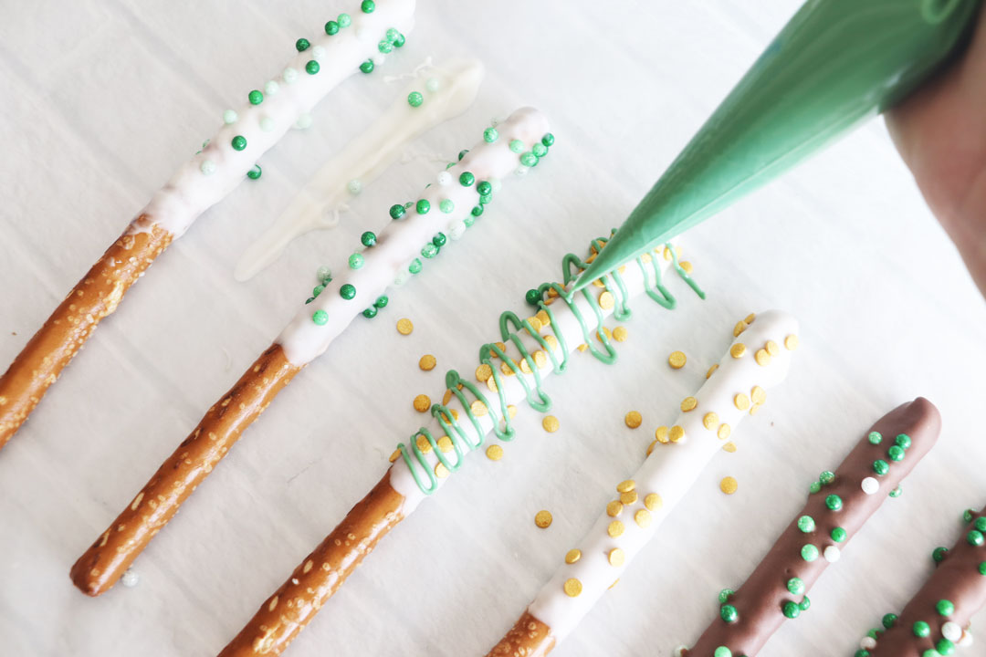 Sweet, salty, and a little bit lucky. ☘️ These St. Patrick’s Day pretzel rods are dipped in melted chocolate and topped with festive green and gold sprinkles for the perfect easy holiday treat. Great for parties, dessert tables, or gifting to friends.

laurascraftylife.com/st-patricks-da…