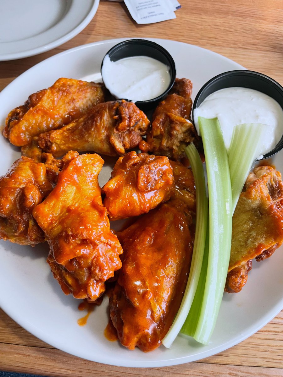 FoodMade_Simple's tweet photo. One of the best comfort foods #buffalowings https://t.co/vJbQDMPOvK