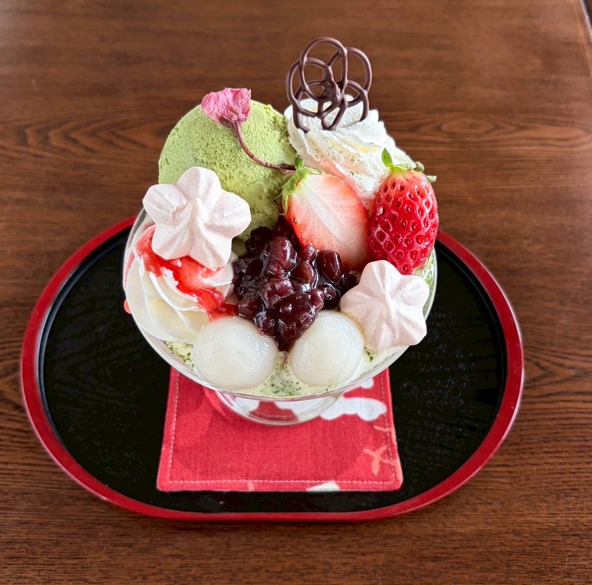 SarrysC's tweet photo. こんにちは☺️
今日も元気にオープンです！
写真は新作、「春の抹茶パフェ」です。

少し小ぶりで、
お食事の後のデザートにぴったりです♪ https://t.co/WJLwzfz2F8