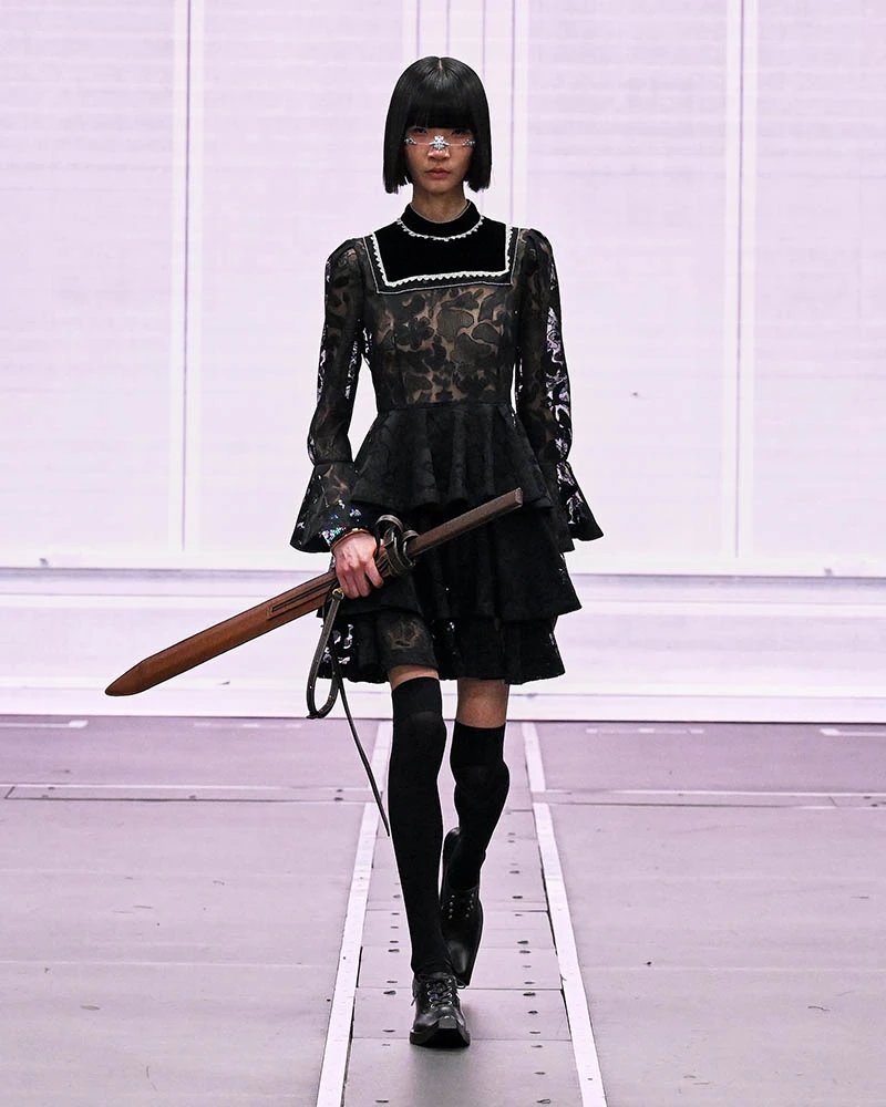 fashionjp's tweet photo. 【パリ FW2026】#ANREALAGE（#アンリアレイジ）が新作を発表

マンガ『#攻殻機動隊』で描かれた、身体を不可視にする光学迷彩の概念を、現実の衣服として実装する試み。

全ルックはこちら🔻
https://t.co/Gt3MhiNsov

#PFW2026 https://t.co/AOyw7pVpfH