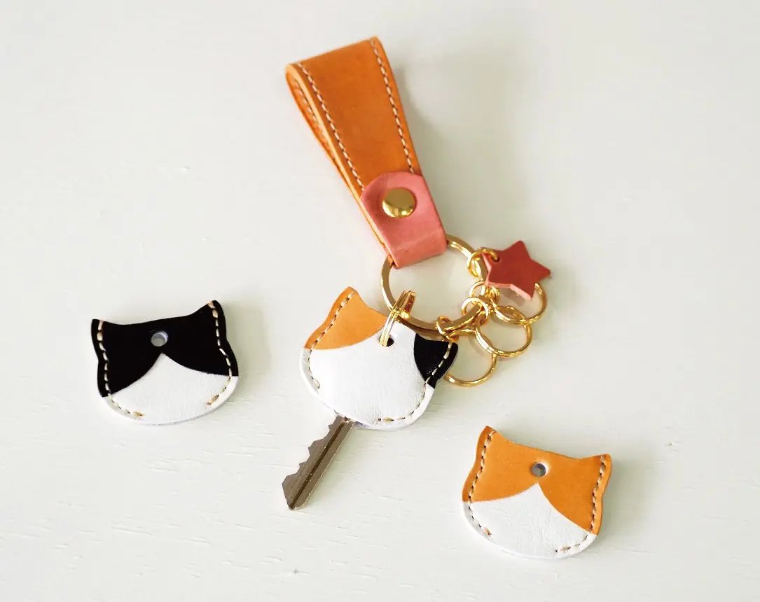 InFRAME_jp's tweet photo. 本革で仕立てた、ねこモチーフのキーカバー🐾

◎ミケ・茶白・ハチワレの3柄展開
◎鍵に通すだけの簡単装着
◎毎日の持ち歩きがちょっと楽しく
⁡⁡⁡
▼革雑貨のお店ブリストルグラスさんのショップはこちら
https://t.co/MN0GzNE4bY

#ねこ雑貨 #本革小物 #キーカバー https://t.co/LFTVHgJasH