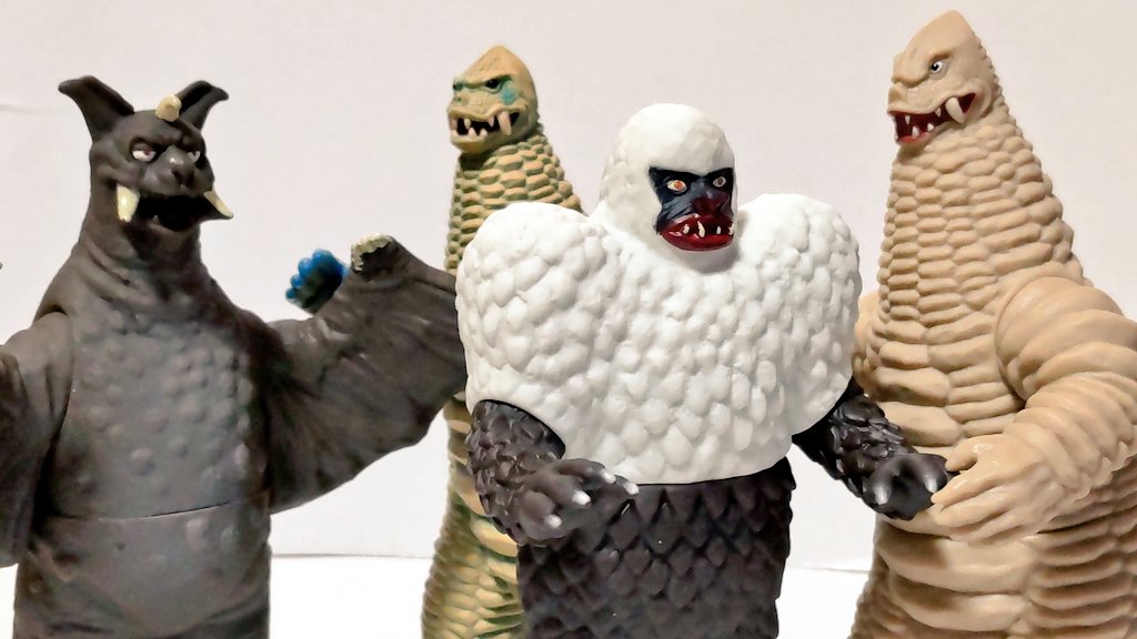 レッドキング🪨🔥

#ウルトラマン 第8話で初登場し、チャンドラーを敗退させる強さを発揮したほか、

2代目は他の怪獣達と三つ巴の対決を展開し、初代マンをピンチに追い込むなど大活躍✨

スフランのソフビ化など、多々良島怪獣は揃いつつあるので、あとはマグラーだけですね🤗

#あなたのソフビ紹介