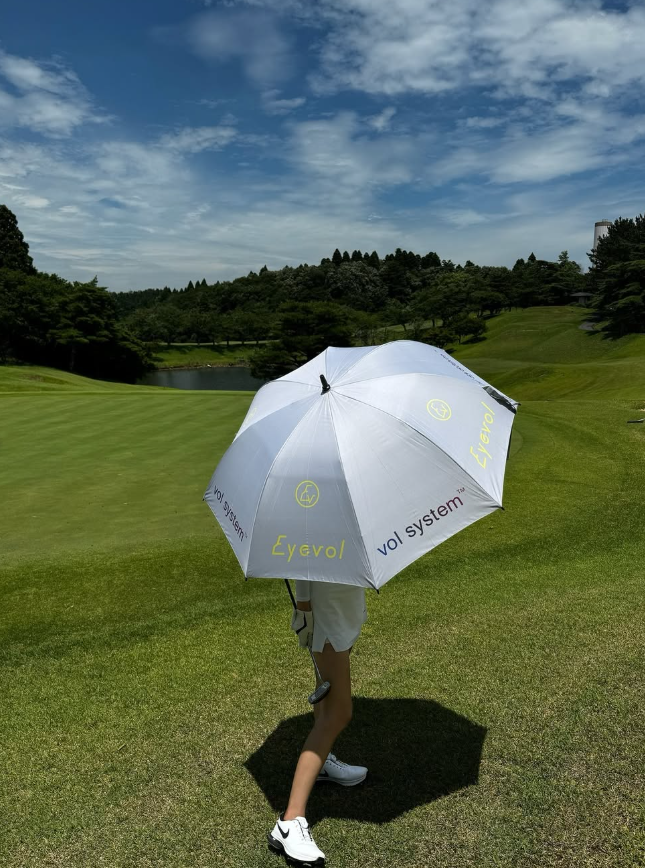 IJ_BF5's tweet photo. 晴れ渡る空、完璧な一日でゴルフを⛳️ Eyvolの傘で強い日差しを避け、最高のひとときを楽しんで！🌞

#ゴルフ #Eyvol #日傘 #晴れ https://t.co/wOkLMFiwEQ