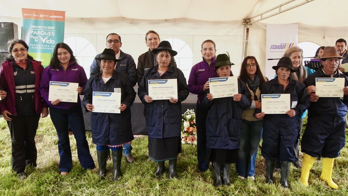 EcuadorMAE's tweet photo. 📍 Chimborazo | Atillo – Cebadas

La viceministra del Ambiente y Marino Costero, Alicia Jaramillo, participó en la graduación de promotores en Buenas Prácticas Pecuarias, la entrega de insumos veterinarios y la puesta en operación de Centros de Servicios Agropecuarios Comunitario, a fin de fortalecer la ganadería sostenible y los medios de vida de las familias en la zona de amortiguamiento del área protegida.🐄🍃