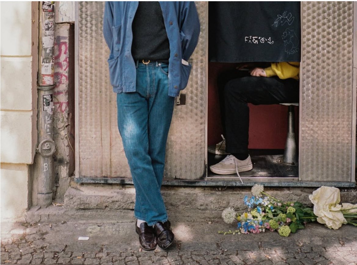 sunflowerights's tweet photo. Chicas que wtf esa mano, la zapatilla, los jeans…. Dale https://t.co/hfBWecmZaM