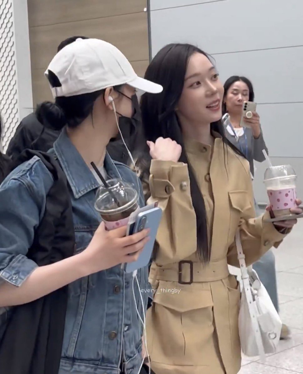 รูปที่พี่น่าถ่ายส่งมาเหมือนพวกไอดอลแอบไปเดทแล้วให้แฟนคลับมาจับผิดว่าไปกับใครอะ5555555555