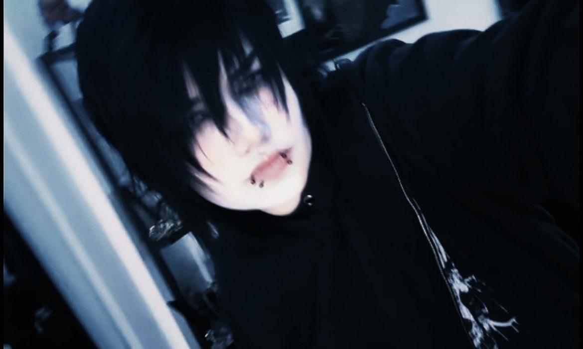 Luxaphotic's tweet photo. Im tried #emo #emoguy https://t.co/7krQhwgVPc