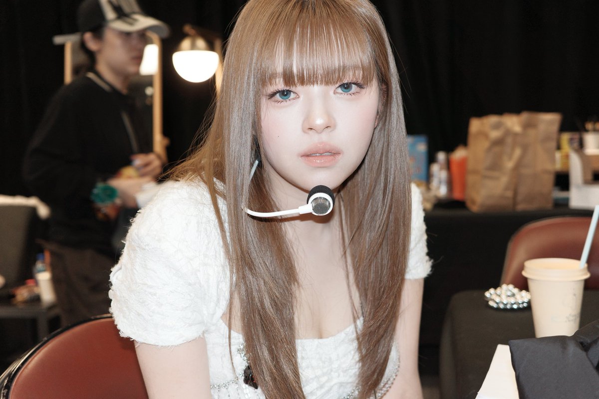 blackik16once's tweet photo. Jihyo on Bubble (no distortion translation):

This is such a ridiculous situation
I guess I really love Yoo Jeongyeon
I think I should sell my camera to Jeongyeon.
I hate to admit it, but Yoo Jeongyeon is seriously so pretty!!!!!!!!!!!!!
I want to brag about her to the whole neighborhood.
My friend became a princess ㅠㅠㅠㅠ
Isn't she so pretty?
I'm going to "Son Min-su" the lenses she used.
(Son Min-su isn’t a real person’s name. It's a character from the webtoon Cheese in the Trap who copies someone else. In Korean slang it means to imitate or copy someone)

This is ridiculous.
This is how I came out in the photos.
She doesn’t love me.
