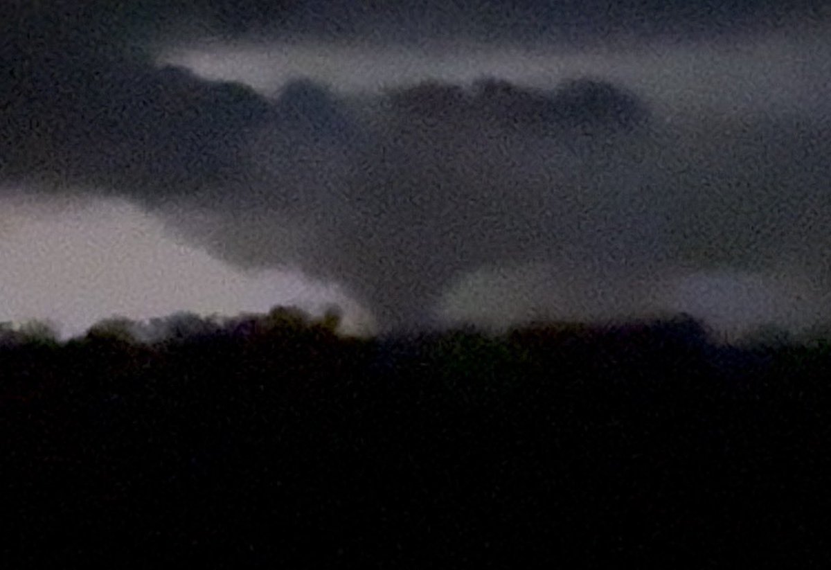 ChaserKenneth's tweet photo. Tornado south of Cheyenne, OK. #wxtwitter @NWSNorman https://t.co/TzJizxFzIh