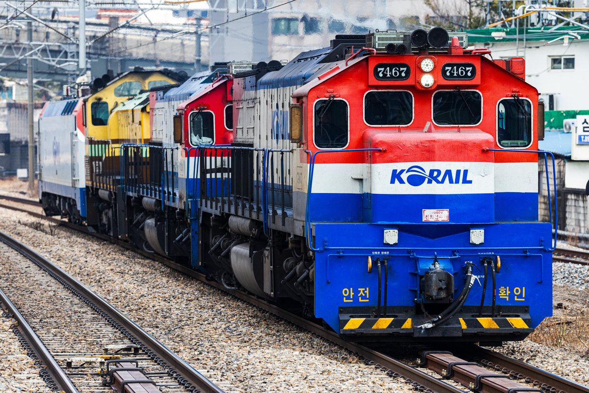 eongdingii334's tweet photo. 3/6
京釜線

検査対象機関車が大量に回送されました
3番目郊外線DL付き

6141列車(水色→義王)
DL7467 + DL7426 + DL4406 + EL8518 https://t.co/7rFEQOlUML