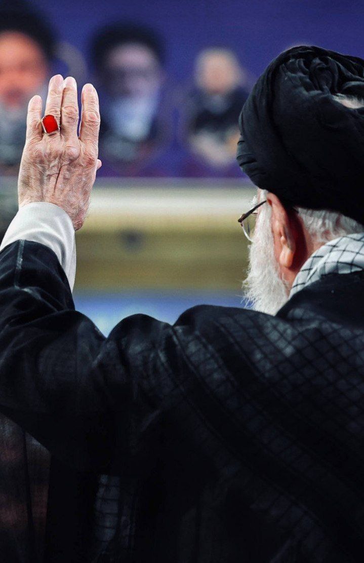 جهان‌ بداند این بود آقای ما...
جهان بداند او جانفدای‌ مردمش شد
او حسین زمان ما بود، با یزیدیان بیعت نکرد؛
ما نیز هرگز بیعت نخواهیم کرد

جانِ ما به فدای راه و منش و اهدافت امام شهید

#لبیک_یا_خامنه_ای 
#تا_پای_جان_برای_ایران 
#دیار_ایستادگی