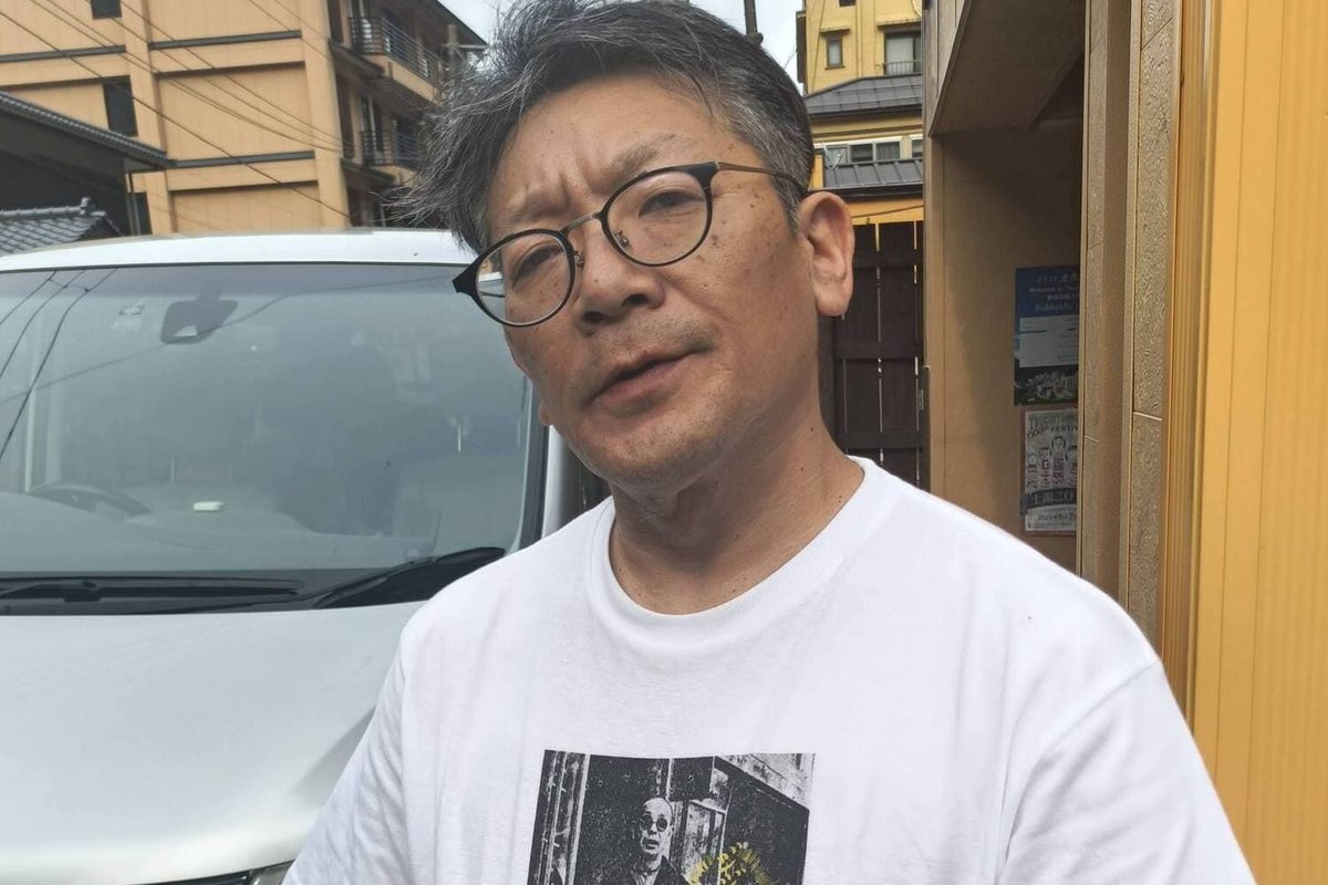 【開幕まであと27日】
阿部国敏はこけし工人一家の６代目。今回はアーティストとしてSIDE COREと共に「まつや物産店」に展示をします。伝統こけしを作りながらも「より親しみやすいこけしを」という思いのもと「ほほえみがえし」という可愛らしい表情のこけしも制作。伝統と革新の両立を目指す。