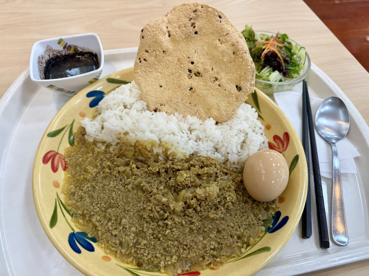 kawanamio's tweet photo. 今日の学食の（裏の）裏メニューは「飲める出汁カレー」。間違いなくカレーを食べているんだけど、途中で煮干し系ラーメンを食べてるんじゃないかと錯覚してしまう😄イカ墨入り？ペーストでの味変後の方がさらに濃厚になって好き。

#金沢工業大学 https://t.co/zvu2gaFKfE