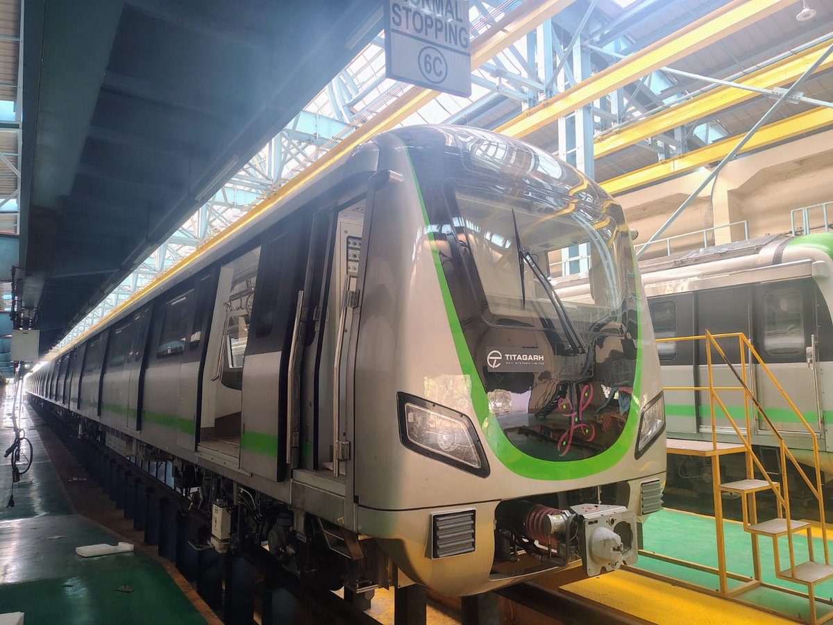 ever_pessimist's tweet image. #BengaluruMetro has received the 1st India-assembled DTG train from Titagarh for #GreenLine.

The 6-coach train has been moved to the Inspection Bay Line at Peenya depot.

Titagarh will supply a 2nd DTG train by March-end &amp;amp; #YellowLine trains in Apr.

@WF_Watcher
@blrmetrotracker