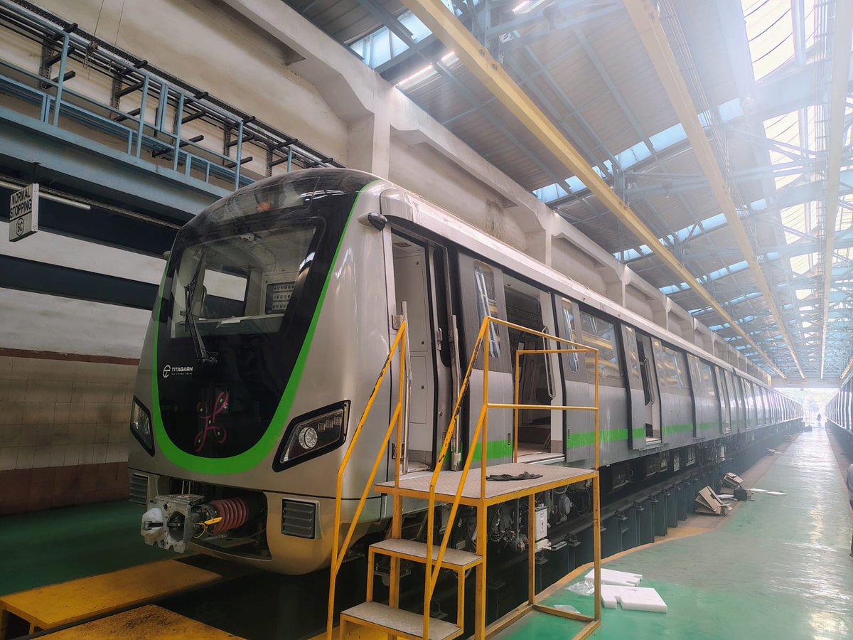ever_pessimist's tweet image. #BengaluruMetro has received the 1st India-assembled DTG train from Titagarh for #GreenLine.

The 6-coach train has been moved to the Inspection Bay Line at Peenya depot.

Titagarh will supply a 2nd DTG train by March-end &amp;amp; #YellowLine trains in Apr.

@WF_Watcher
@blrmetrotracker