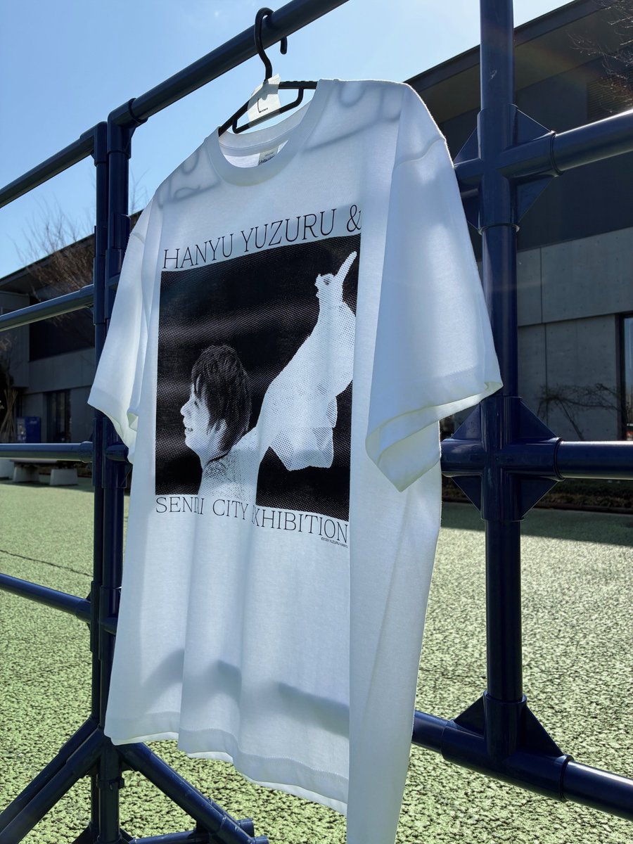 グッズ情報】『Tシャツ』XS / S / M / Lの4サイズ。各5,000円（税込