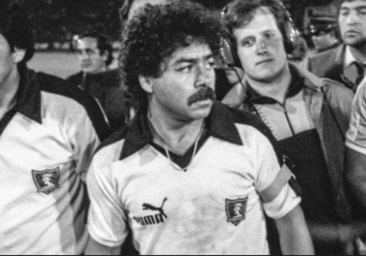 Hay quienes pasan a la historia por algo mucho más valioso que goles. Jugar bien a la pelota no compra dignidad.