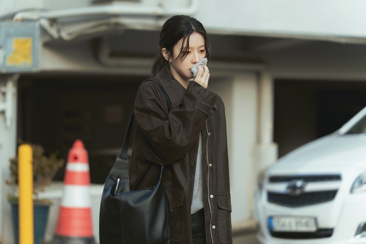 Younjung_THFAN's tweet photo. ภาพนิ่งชุดแรกของโกยุนจอง  ในซีรีย์ #WeAreAllTryingHere ในบทบาทนำโปรดิวเซอร์สาวปากแซ่บ "บยอนอึนอา"  ฉายายัยขวานฟาดจากการวิจารย์ภาพยนต์อย่างดุเดือดปลุกวงการให้ตื่นขึ้น  แต่ส่วนลึกข้างในซ่อนความวิตกกังวล จนเลือดกำเดาไหลกระทันหัน 

  รอติดตามกันเมษายนนี้ ทาง netflix https://t.co/6o1OPHmwBd