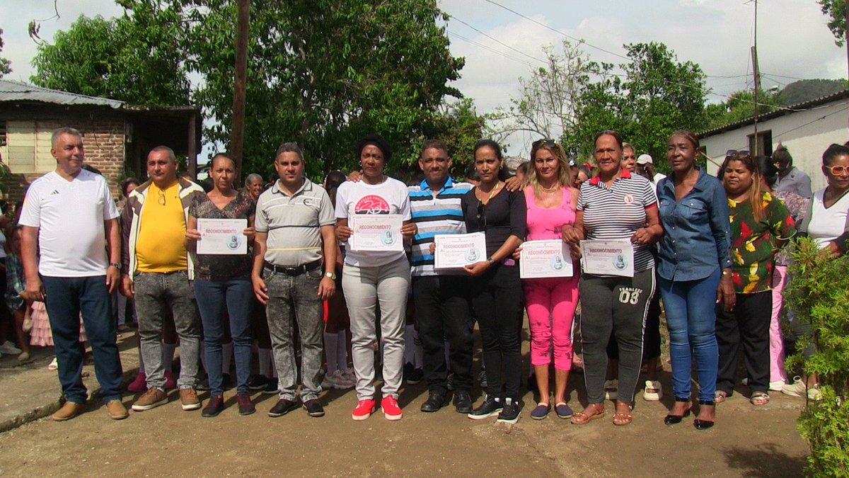 En el acto por el Día Internacional de la Mujer en #TercerFrente fueron estimuladas las féminas más destacadas en sectores como la producción, la educación, la salud y la labor comunitaria, ejemplo de entrega y compromiso con el desarrollo territorial #SantiagoDeCuba <a href="/luthier789/">Isidro Castañeda</a>