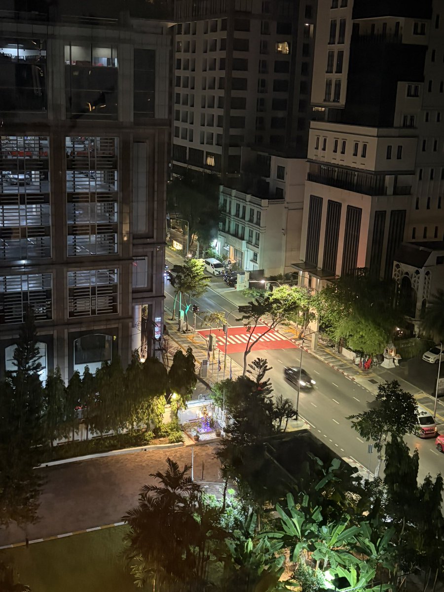 เป็นทางม้าลายสำหรับข้ามถนนล่าสุดได้มาซึ่งการเสียชีวิตของคนสวนที่ขยันเอาการเอางานมาแต่เช้าตรู่ ปฏิบัติตามกฎจราจรด้วยการข้ามทางม้าลายก้าวสุดท้ายของชีวิตที่จะพ้นขึ้นทางเท้า รถคันอื่นจอด แต่มอเตอร์ไซค์พุ่งมาอย่างเร็วเจอท้ายรถฯ หักขวาอย่างเร็วชนเข้ากับคนสวนคอนโดดิฉันไม่รอดทั้งคู่