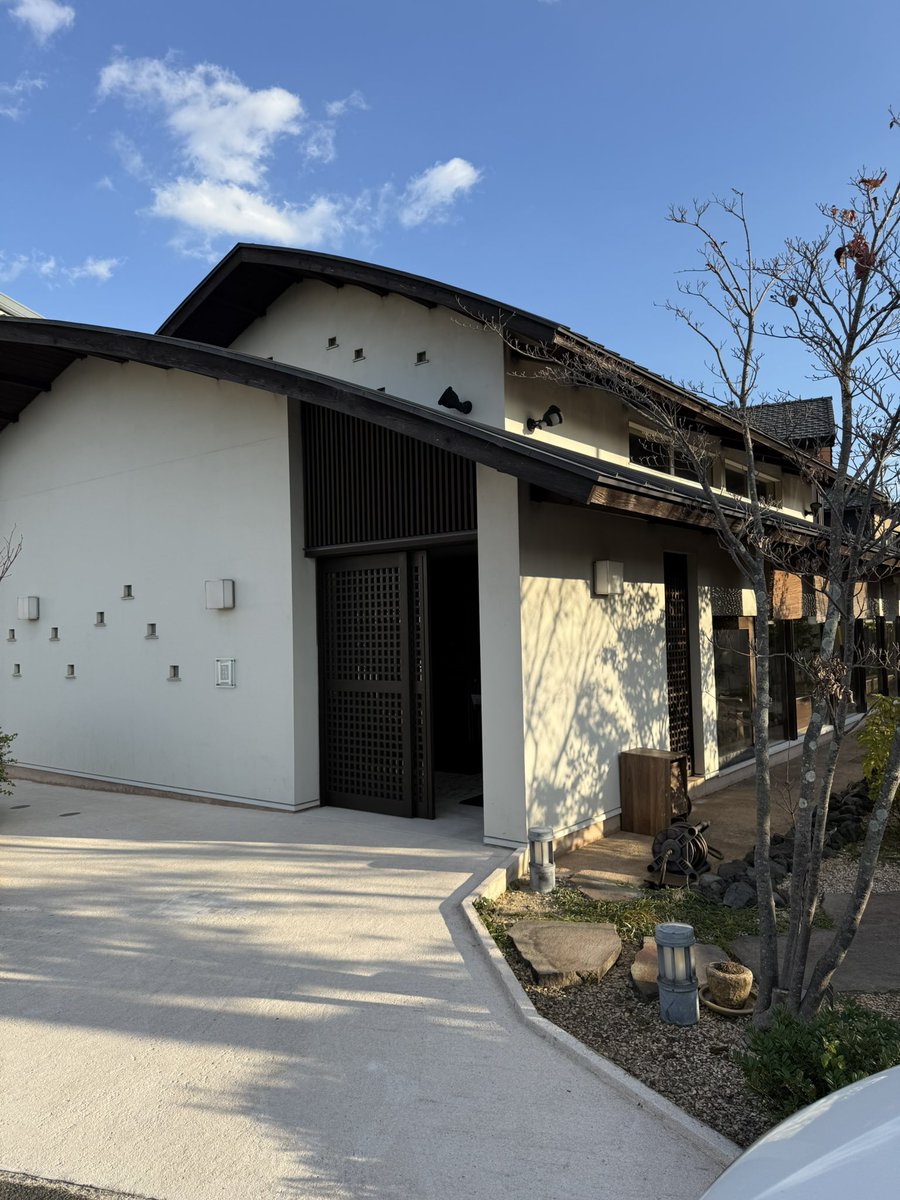 tomony_charat's tweet photo. 社員食堂1306  ICHI頑張って欲しい！

ICHIでは、利用者の工賃を「福祉だから低い水準」と考えるのではなく、社会の賃金水準を基準に考えるという視点で設計しています。

例えば、愛知県の最低賃金を約1,030円とし、利用者の平均労働時間を月80時間とすると、

1,030円 × 80時間 ＝ 82,400円

となり、一般就労で最低賃金で働いた場合、月に約82,000円程度の収入となります。

しかし、就労継続支援B型では、職員による支援体制の確保や訓練時間の確保など、一般企業とは異なる支援が必要となります。そのためICHIでは、これらの支援体制を考慮し、工賃表に基づく工賃制度を採用しています。

工賃表のランクは、利用者の
•作業能力
•作業量
•支援・サポートの必要性

などを総合的に考慮して設定しています。

例えば、作業能力が高く、作業サポートが口頭での指示のみで行える利用者の場合には、月額約60,000円を工賃の一つの基準としています。

さらにICHIでは、安定した通所を促すため、欠勤がない場合には「欠勤なし手当」20,000円を支給します。

その結果、

工賃表に基づく工賃　約60,000円
欠勤なし手当　　　　20,000円

合計 月額80,000円 を目標としています。

ICHIでは、社会の賃金水準を一つの目安としながら、利用者一人ひとりの能力や支援状況に応じた工賃制度を整え、働くことに誇りを持てる環境づくりを目指しています。