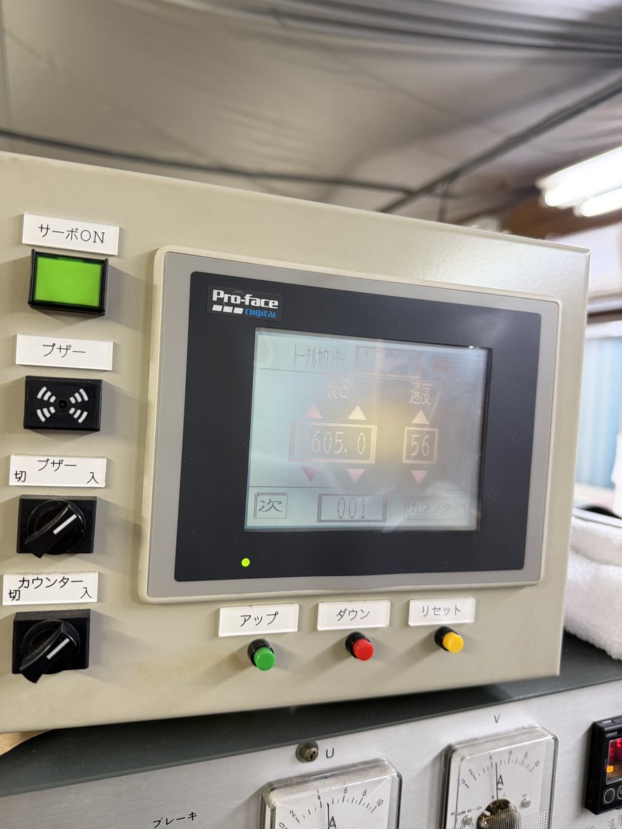 eikopakku's tweet image. 製袋の機械の液晶が薄くて見えずらい😂
#製袋　#機械　#Proface  #液晶