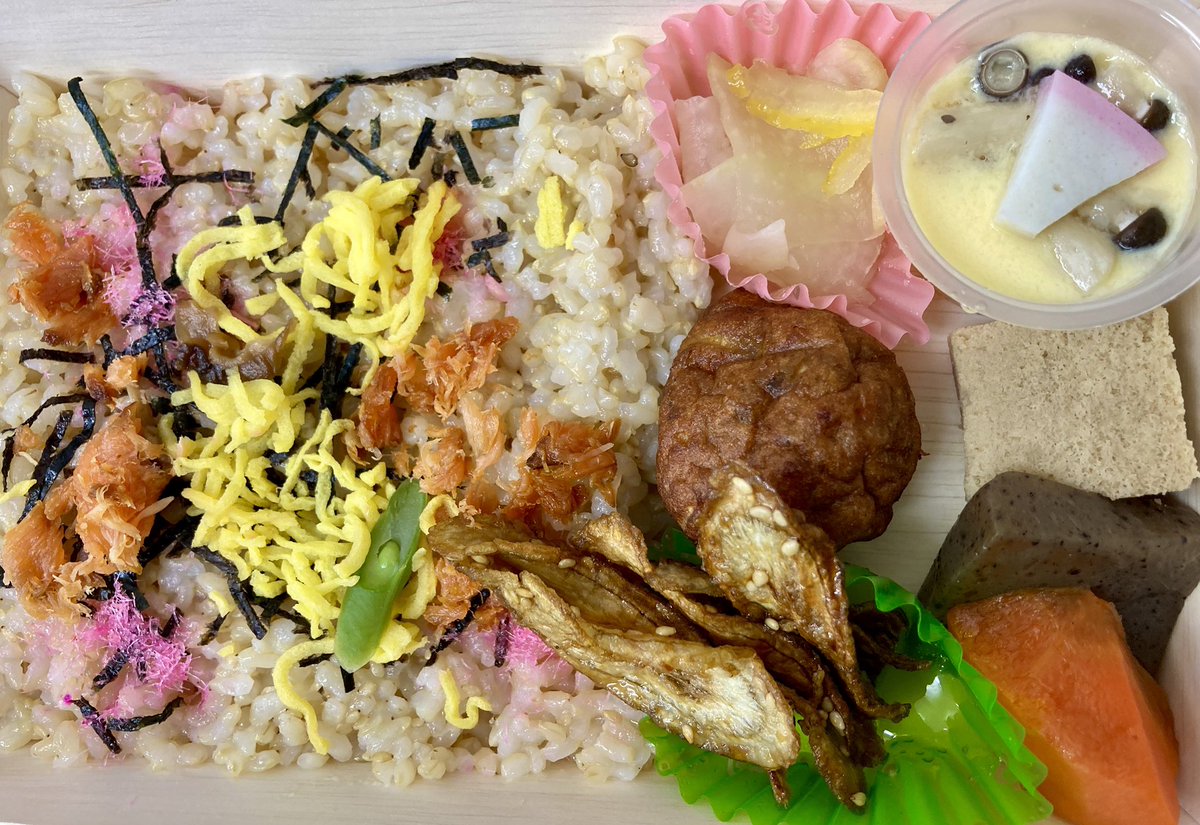 corchalotya's tweet photo. 本日の日替わりメニューは"Wソースのクリチーキャベメン🧀”&amp;"お花見ちらし寿司🌸”です❣️3/7はメンチカツの日で。メンチカツ=「ミンチカツ」と呼ばれ、3（ミ）と7（シチ）の語呂合わせに、受験や仕事に「カツ（勝つ）」という事で、是非先取りしませんか！💕👍✨ https://t.co/UlzKtnzbMr