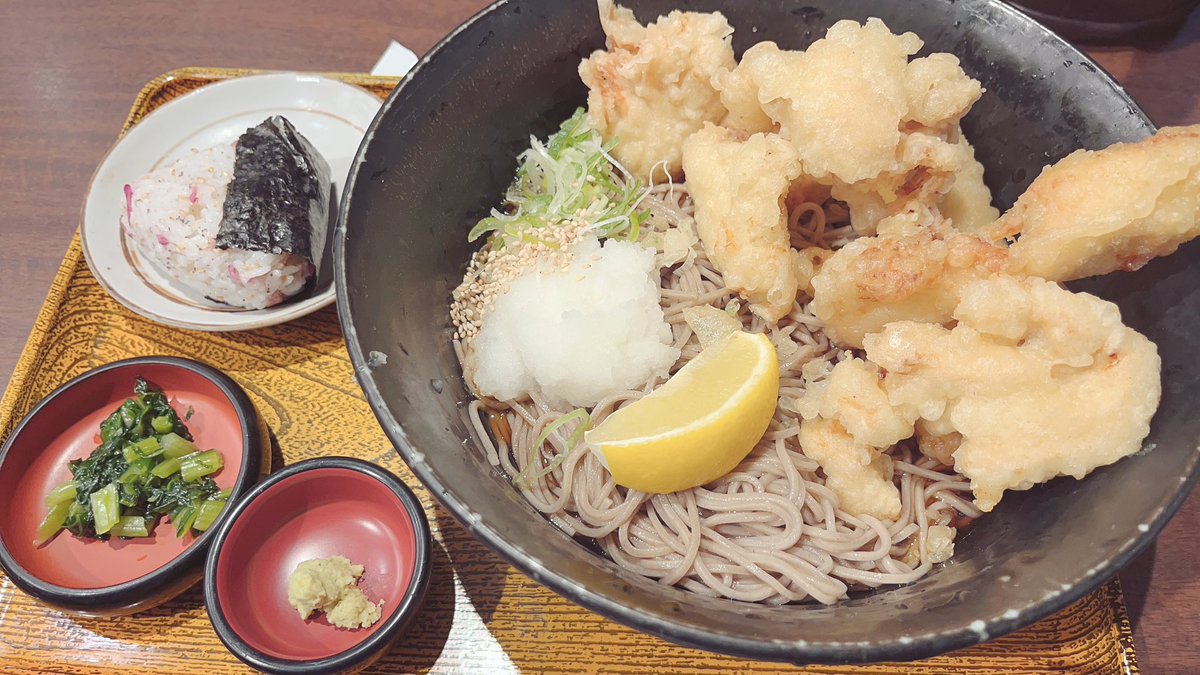 kimu8543's tweet photo. とり天めちゃくちゃ入ってる蕎麦食べてにっこり昼からも頑張る🙃 https://t.co/FVwfIAK0g1