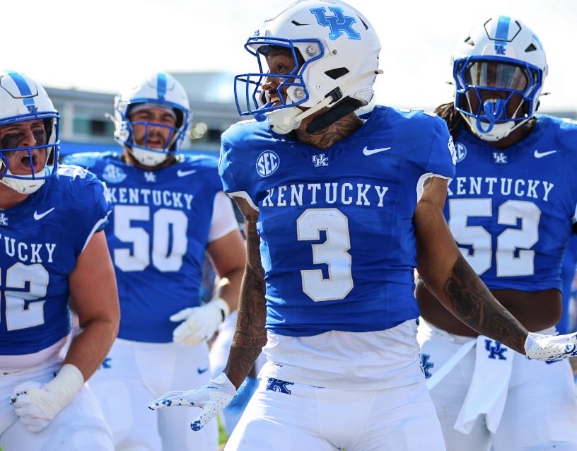 LagwayJamal's tweet image. #AGTG after speaking with @CoachTOdom I am blessed to receive my 10th d1 offer from the @UKFootball 
@CoachTMiller18  @Th3DWilliamsJr
@DarrylDJSimon @TheQBTech
@jarrettbailey12 @247recruiting
 @Rivals @dctf
@TheProtectUCrew @MickensJay @ICBD_Training