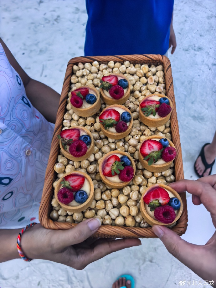 JonesLljoev's tweet image. "Sharing these crispy, sweet snacks with my crew—crunchy joy in every bite!  Who’s stealing a piece  #SnackTime #ShareTheJoy"