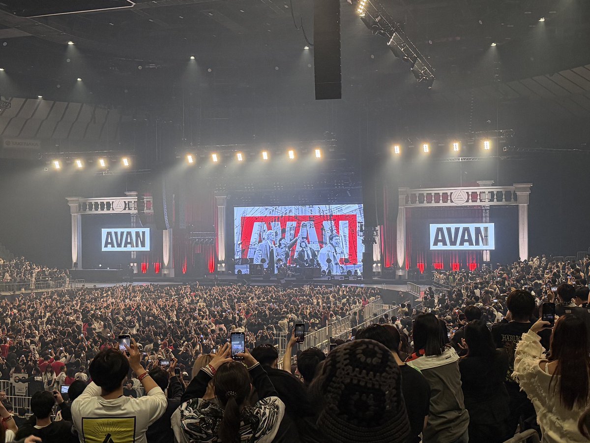 昨日ハルカミライのAVANに行ってきたんだ。
最高だった。

その前の日に髪の毛を真っ赤にしたんだけど、今日の午後から新規の銀行に挨拶に行くんだよね。

これもまたロックなんでしょうか？