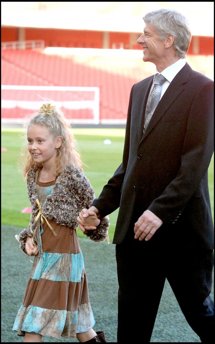 ArsenalN7's tweet photo. Arsène Wenger with his daughter Léa Wenger https://t.co/pjpG7aZvPI