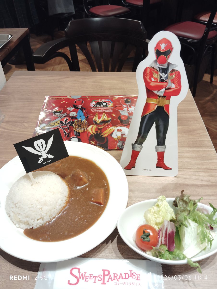 dancoua0226's tweet photo. スイーツパラダイスがスーパー戦隊50周年コラボをしているので来てみた。
けっこう、若い女の子がたくさん来ていて
男が一人で、その上おじさんは俺一人で
居心地が悪い悪い。
店の端で大人しくしていた。
写真のカレーは、ゴーカイジャーが敵のザンギャックにカレーを食べるのを邪魔されて
戦う https://t.co/g7ohN0WlmY