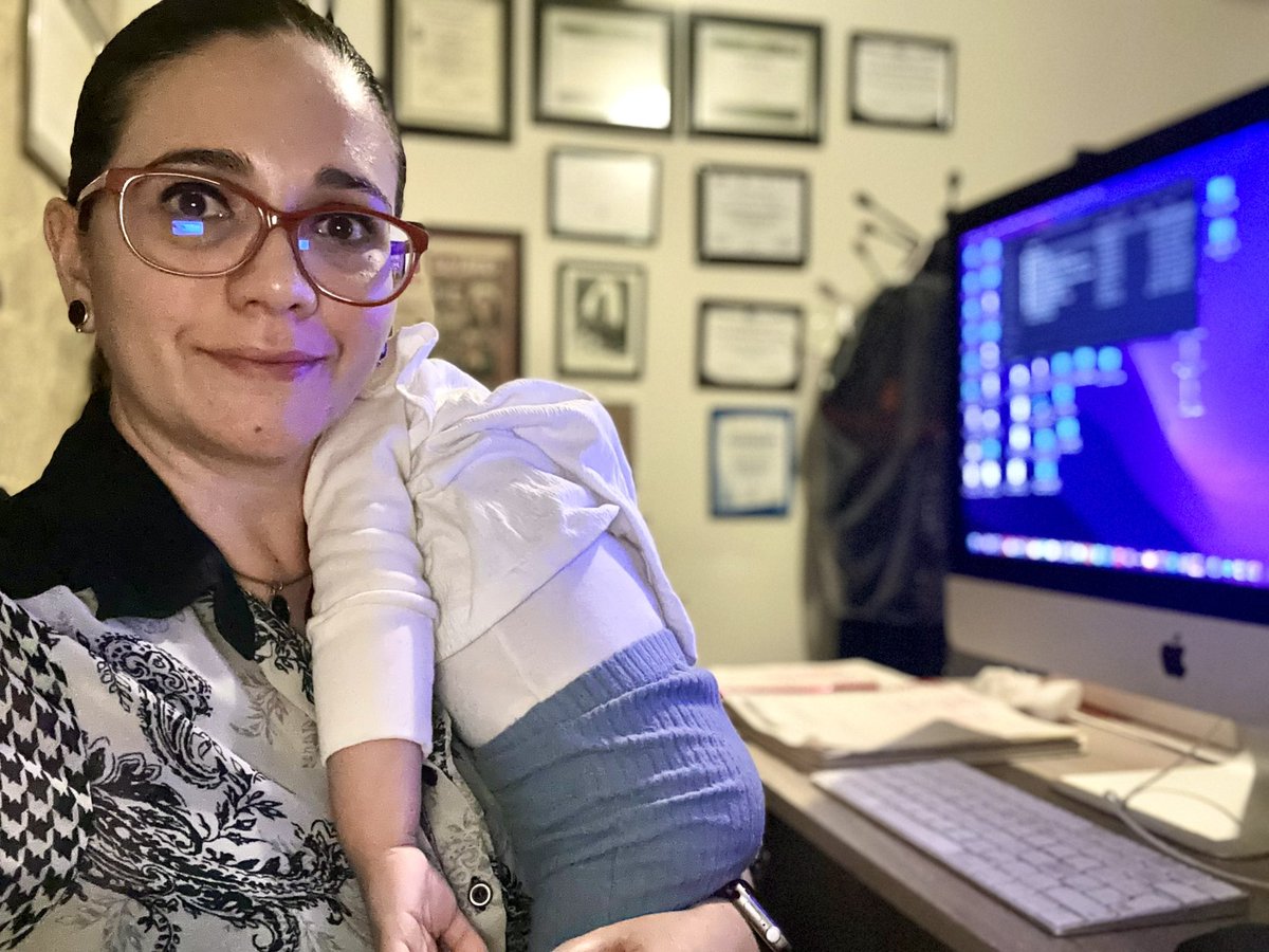 gaby_valles_s's tweet photo. Esta tarde-noche tocó teclear un rato con una sola mano #WomenInScience👩🏻🏫👧🏻💪 #MomsInScience 💜💻. https://t.co/nPwnGzXy9u