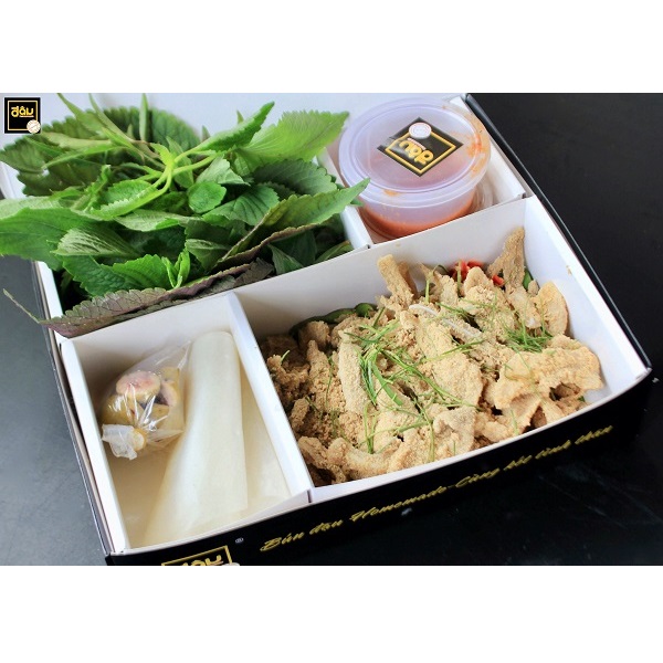 inbaongoc's tweet photo. Tại In Bảo Ngọc, bạn có thể đặt in hộp đựng bún đậu mắm tôm với kích thước tùy chỉnh: 

✅ Hộp nhỏ cho suất đơn lẻ.
✅ Hộp lớn cho suất mẹt tá lả từ 2-4 người. 

Xem mẫu: https://t.co/HtmJTE42AN 

#inbaongoc #inhopgiay #hopdungbundaumamtom https://t.co/pE12a9dQ9d