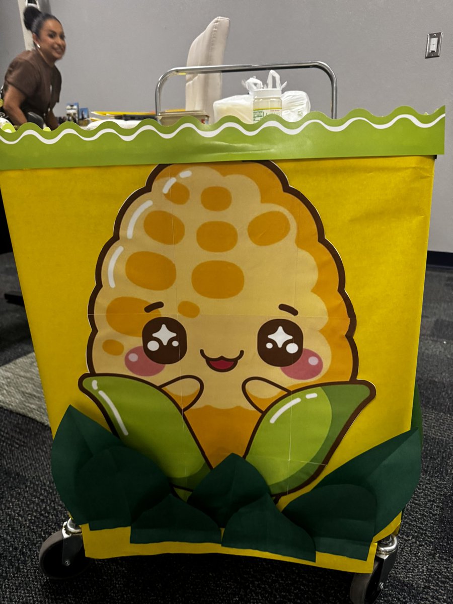 WalterEClarkeMS's tweet photo. Thank you for Corn-tributing to our Campus!! We love you ELOTE!!🌽- SPIRIT COMMITTEE @JEstrada_CMS @FJordan_CMS https://t.co/5fKt1SXlZV