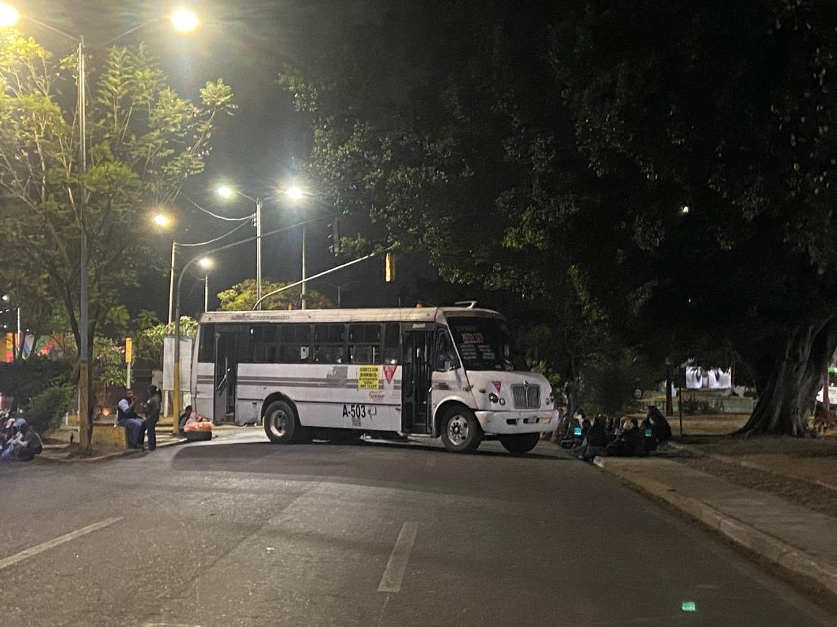ZonaRoja_Oaxaca's tweet photo. #AlMomento 
Hasta esta noche, continúa el bloqueo de estudiantes normalistas en las vialidades inmediaciones de la glorieta Lázaro Cárdenas de la ciudad de #Oaxaca; aún no hay respuestas a sus peticiones. 
Un conductor pretendió cruzar con su vehículo la manifestación, lo que originó momentos de tensión.
