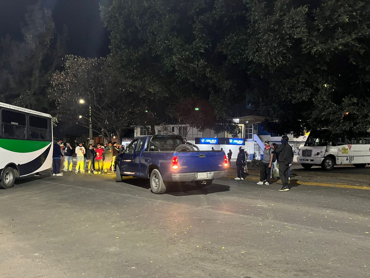 ZonaRoja_Oaxaca's tweet photo. #AlMomento 
Hasta esta noche, continúa el bloqueo de estudiantes normalistas en las vialidades inmediaciones de la glorieta Lázaro Cárdenas de la ciudad de #Oaxaca; aún no hay respuestas a sus peticiones. 
Un conductor pretendió cruzar con su vehículo la manifestación, lo que originó momentos de tensión.