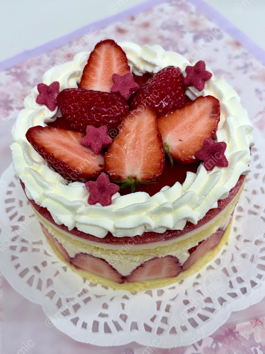 MICHOmic's tweet photo. マシュマロフォンダントはラズベリーパウダーで赤みを出しました！
ナパージュは今回、苺をピューレにして作りました♪

#Fraisier #FrenchPastry #Homemade https://t.co/Qu5ysohdDo