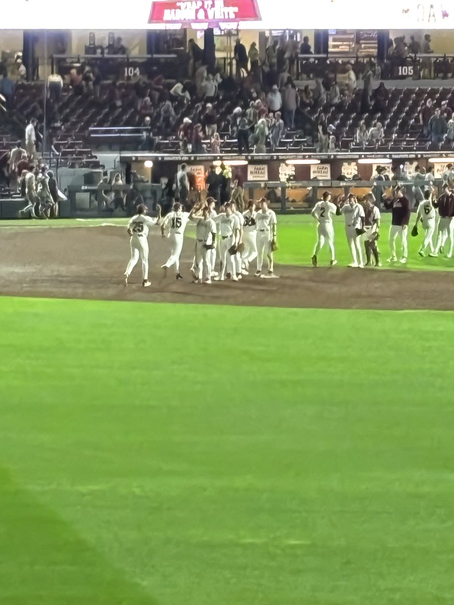 gmcelroy85's tweet photo. ⁦@HailStateBB⁩ #slappinghands https://t.co/ybPsJgh3AT